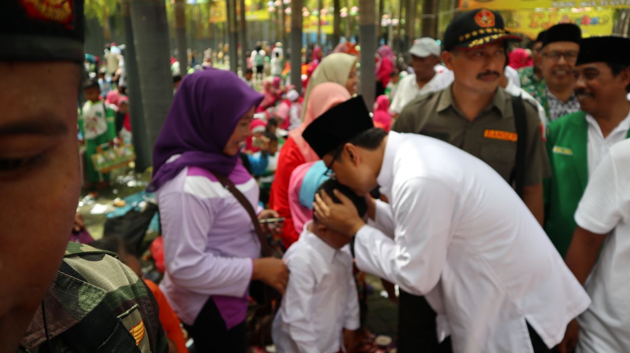Cagub Jatim Saifullah Yusuf ketika berbagi keceriaan di Jember. (Foto : ngopibareng.id)