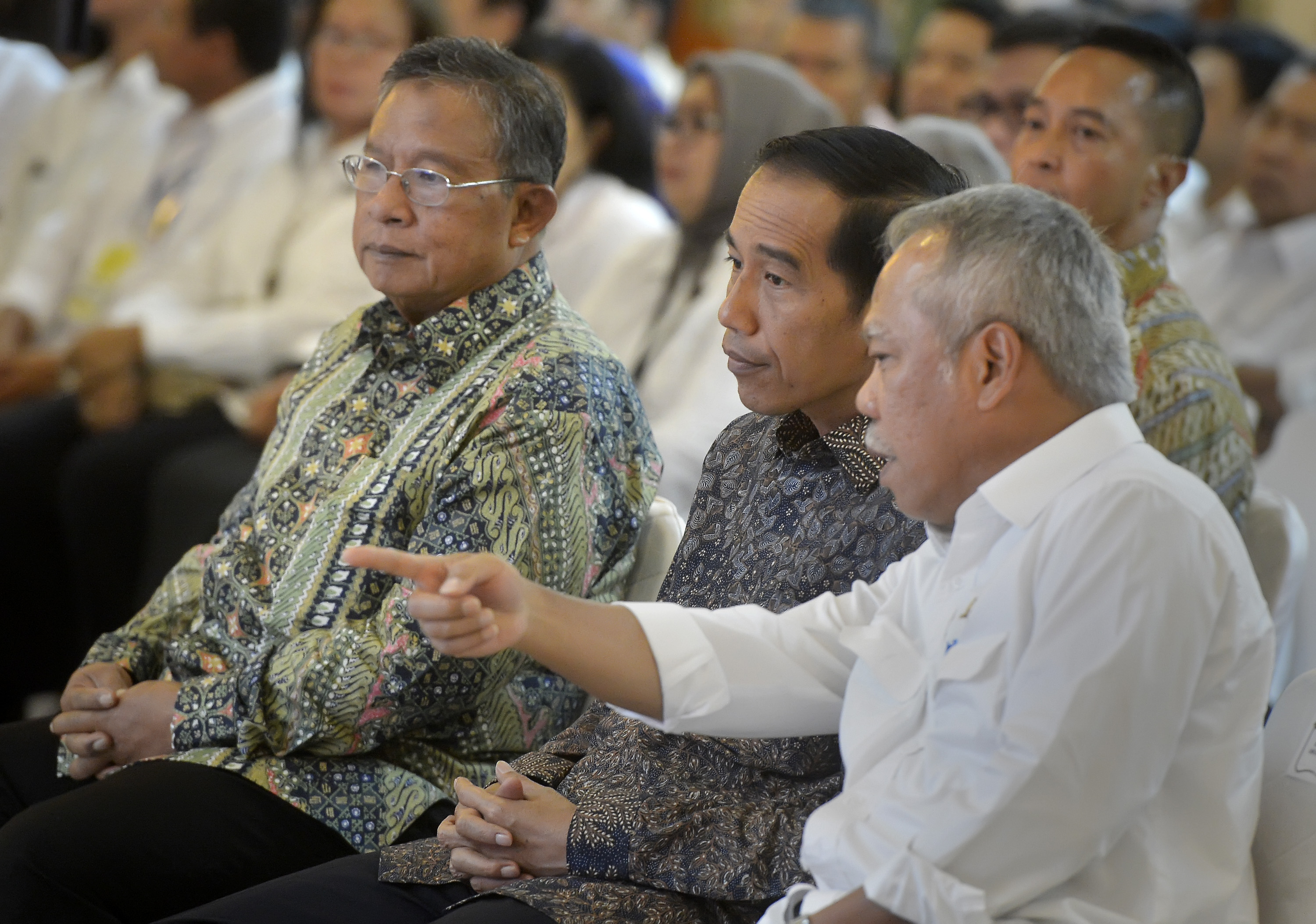 Menteri Pekerjaan Umum dan Perumahan Rakyat (PUPR) Basuki Hadimuljono (kanan). (Foto: Antara)