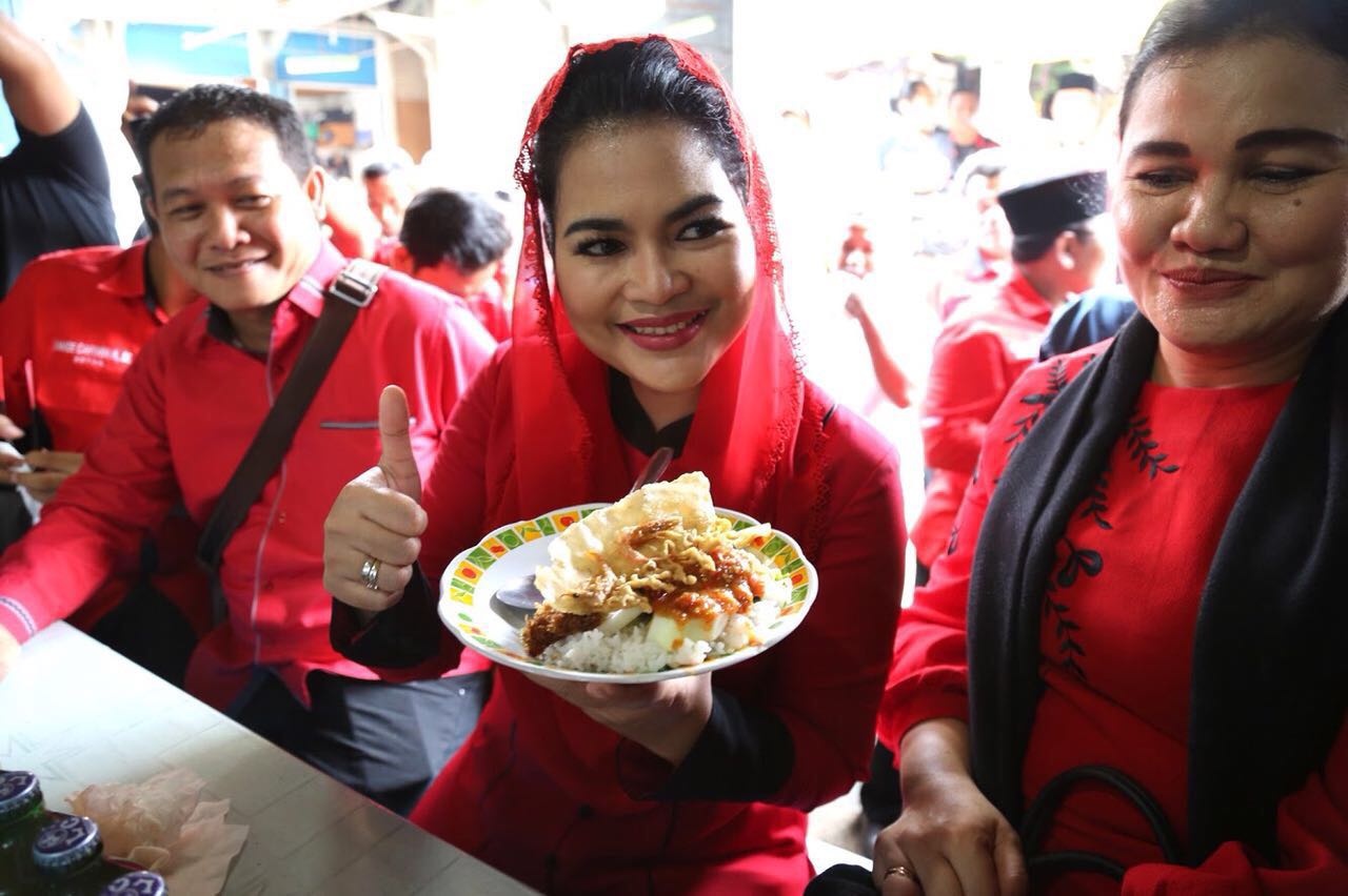 Puti Soekarno saat menikmati nasi tempong khas Banyuwangi. (Foto : istimewa)