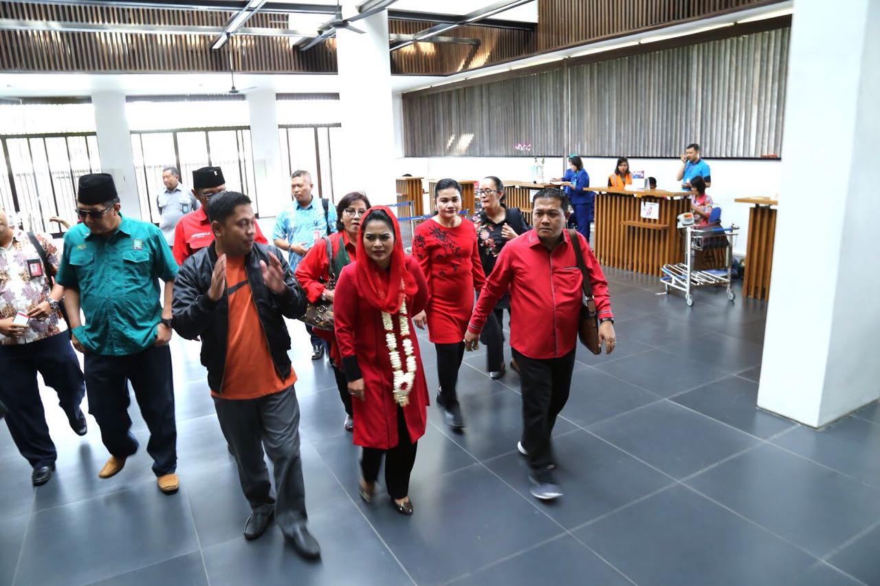 Cawagub Jatim Puti Soekarno ketika bersama rombongan berkeliling Bandara Banyuwangi (27/1). (Foto : istimewa)
