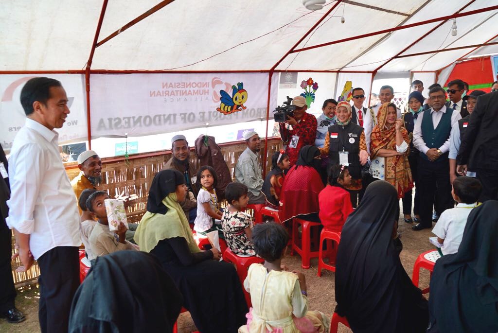 Presiden Joko Widodo dan Ibu Negara Iriana Joko Widodo mengunjungi langsung salah satu lokasi pengungsian Rahkhine State yang ada di Kamp Jamtoli, Sub Distrik Ukhiya, Distrik Cox's Bazar, Bangladesh, pada Minggu, 28 Januari 2018. (Foto: Biro Pers Setpres)