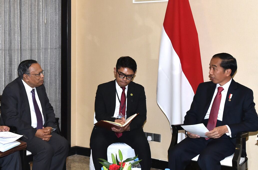  Kepala Negara saat menerima kunjungan kehormatan Menteri Luar Negeri Bangladesh Abul Hasan Hassan Mahmood Ali, pada Sabtu, 27 Januari 2018, di Hotel Pan Pacific Sonargaon, Dhaka, Bangladesh. (Foto: Biro Pers Setpres)