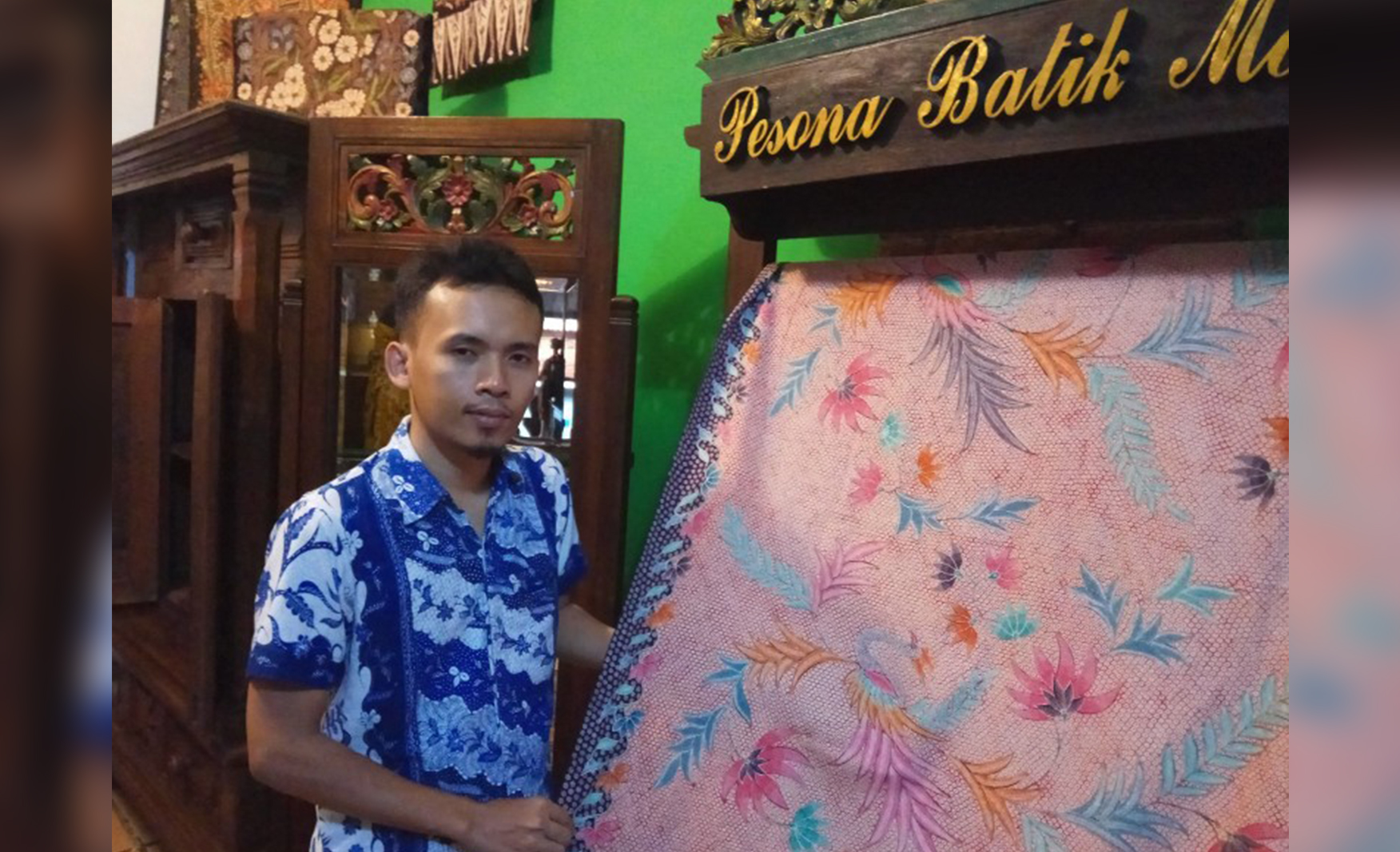 Jakfariady bersama dengan salah satu koleksi batik di galeri Pesona Batik Bangkalan. (Foto: Ngopibareng.id)