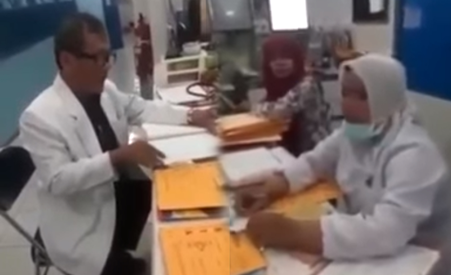 Dokter dan perawat saat diamuk keluarga pasien, dalam video Suster Suntik Mayat. (Foto: Istimewa)