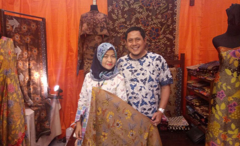 Wirasno bersama dengan istrinya Kiki memamerkan batik produksinya di sebuah pameran di Grand City Surabaya. (Foto: Ngopibareng.id)