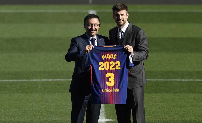 Bek Barcelona asal Spanyol Gerard Pique memegang jersey barunya bersama presiden Barcelona FC Josep Maria Bartomeu saat pengumuman kontrak barunya di stadion Camp Nou di Barcelona, Senin  29 Januari 2018 kemarin. (foto: afp)