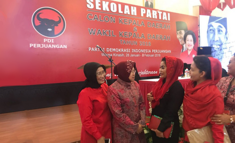 Puti Soekarno dan Risma berdiskusi membicarakan pembangunan di Jatim. (Foto : ngopibareng.id)