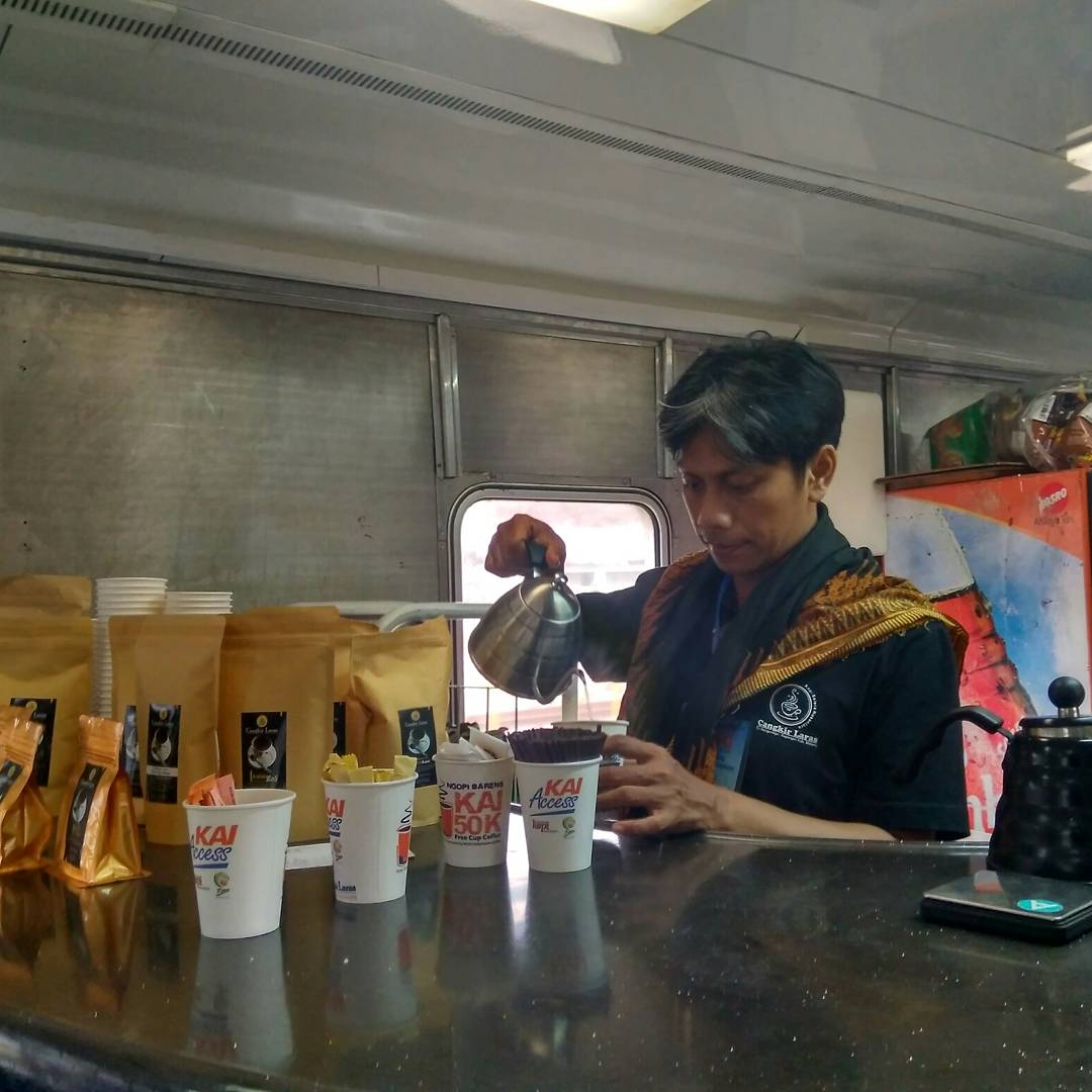 Sawir Wirastho memperkenalkan teknik seduh kopi tremor gerbong kereta. foto:istimewa
