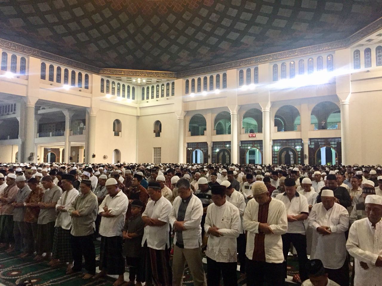 Puluhan ribu  warga Surabaya  melaksanakan Shalat Sunnah Gerhana di Masjid Al Akbar, Surabaya. foto:ngopibareng/rid