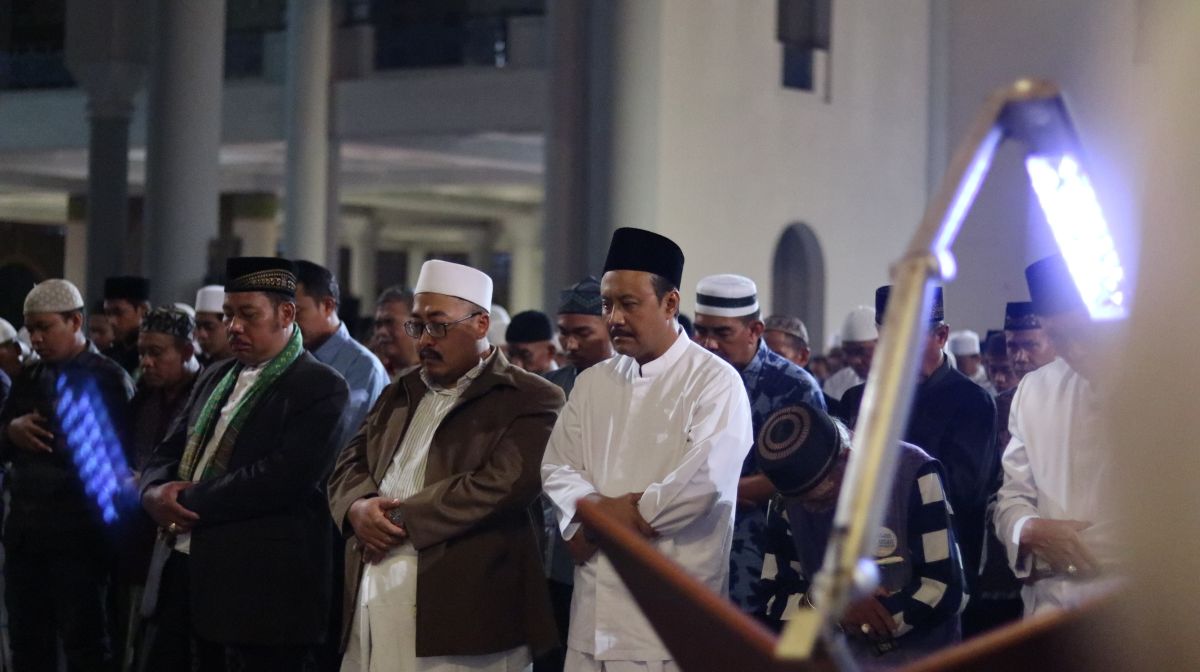 Saifullah Yusuf (Gus Ipul), melaksanakan Shalat Gerhana di Masjid AL-Akbar, Surabaya, Rabu, 31 Januari 2018. (Foto: faris/ngopibareng.id