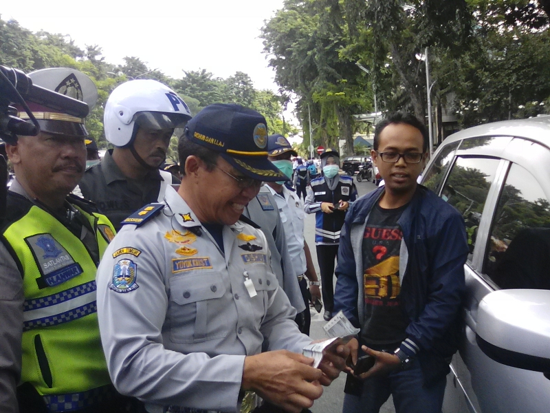 Petugas saat merazia taksi online di Taman Bungkul Surabaya tadi pagi, 1 Februari 2018. (Foto: Kominfo Jatim)