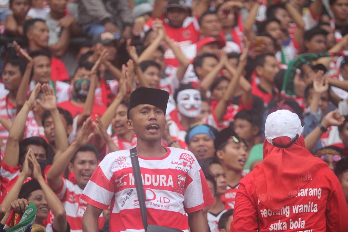 Suporter Madura United mulai mengeliat saat hadir di Stadion Gelora Bung Tomo, Surabaya. foto;ngopibareng.id/tom