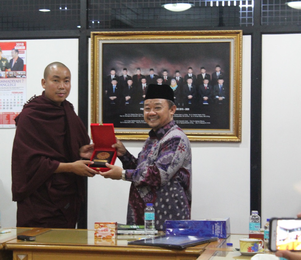 TAMU: Sekretaris Umum PP Muhammadiyah Abdul Mu’ti, menerima rombongan tamu dari Myanmar di Jakarta Pusat. (foto: ist)