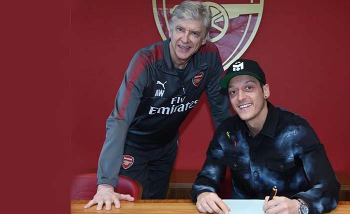 Mesut Ozil menandatangani kontrak baru dengan klubnya, Arsenal, hari Kamis 1 Februari 2018 kemarin, bersama manager Arsenal Arsene Wenger. (foto: ig-ozil)