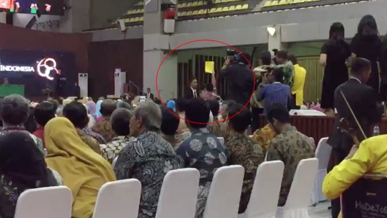 Mahasiswa UI yang memberikan kartu kuning pada Jokowi. (Detik.com)