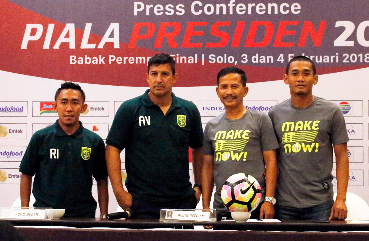 Dari kiri : Kapten Persebaya Rendi Irawan, Pelatih Persebaya Alfredo Vera, Pelatih PSMS Medan Djajang, Kapten PSMS Legimin. (foto: dokumentasi) 