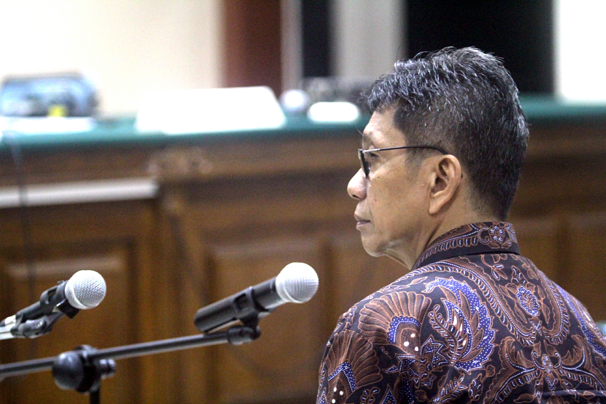 Eddy Rumpoko saat menjalani sidang perdana di Pengadilan Tipikor Surabaya. foto; ngopibareng.id/tom