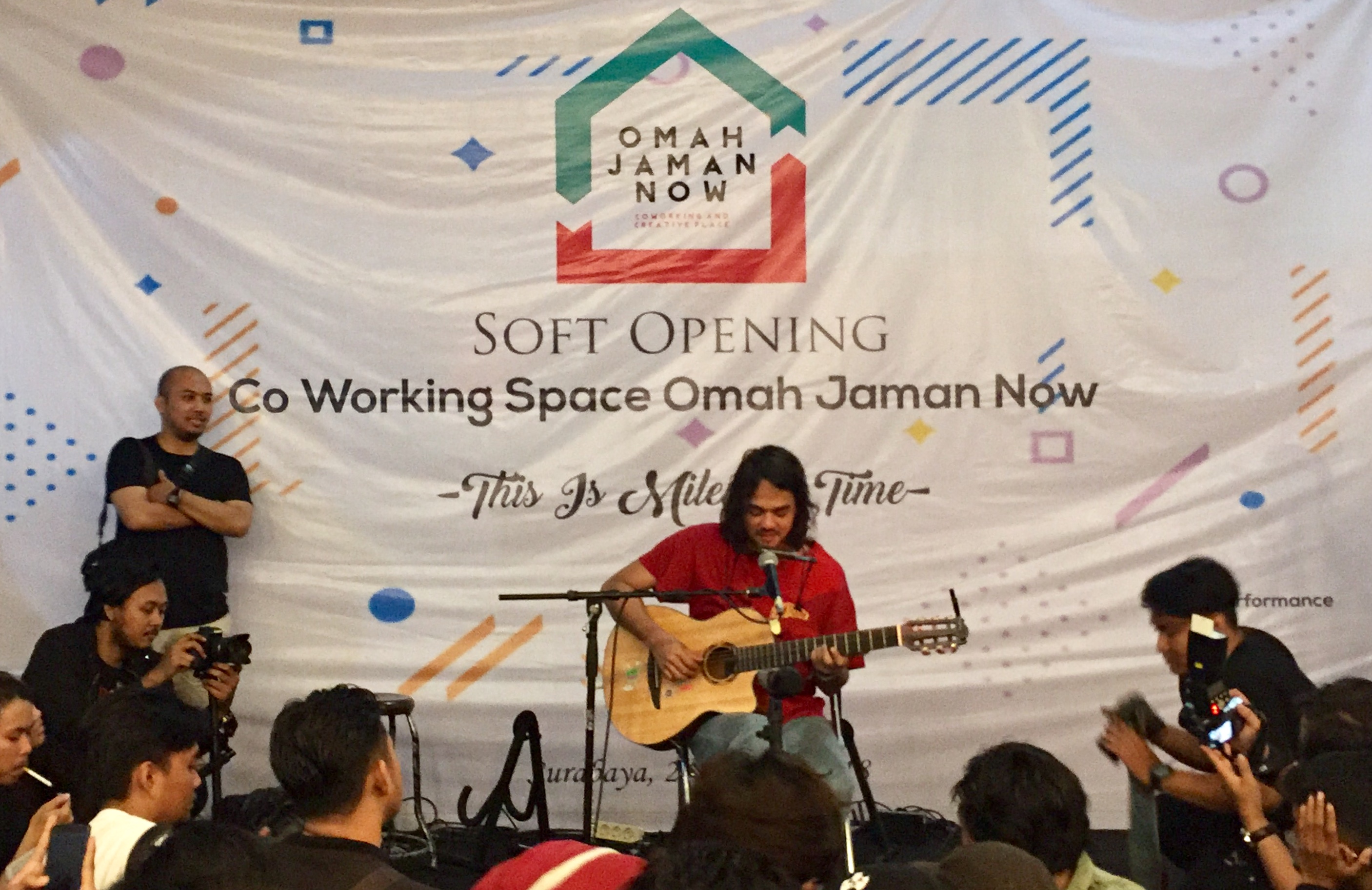 Jason Ranti, pemuncak acara soft opening, Omah Jaman Now, Jumat 2 Januari 2018 malam. (Foto: Farid/ngopibareng.id)