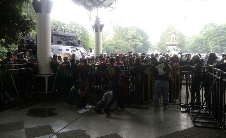 Ratusan Bonek sedang antri di depan pintu masuk utama stadion Manahan, Solo. (foto: hrs/ngopibareng)