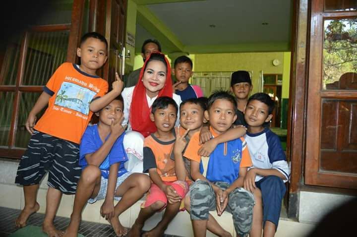 Puti Guntur Soekarno bersama sejumlah anak. (Foto : Istimewa)