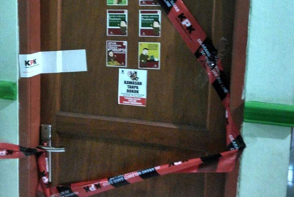 Penyidik KPK melakukan penyegelan di ruangan Kepala Dinas Kesehatan Jombang, Sabtu, 3 Februari 2018. 