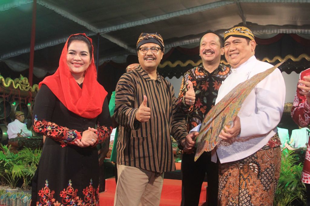 (Daru kiri) Puti Soekarno, Gus Ipul, Bupati Ipong dan Dalang Ki Anom Suroto. (Foto : Istimewa)