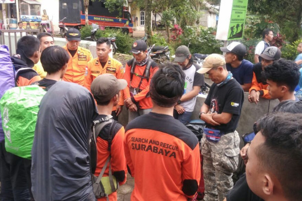  Persiapan Tim SAR gabungan sebelum mengevakuasi survivor yang ditemukan tewas di bawah puncak tusuk gigi Gunung Raung (Foto: SAR Banyuwangi)