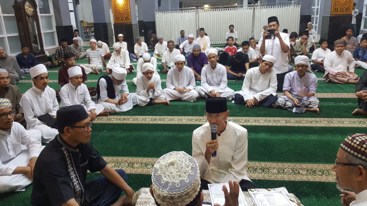 IKRAR ISLAM: Seorang muallaf di Masjid Baitul Haq di Ketintang Surabaya. (foto: ngopibareng.id)