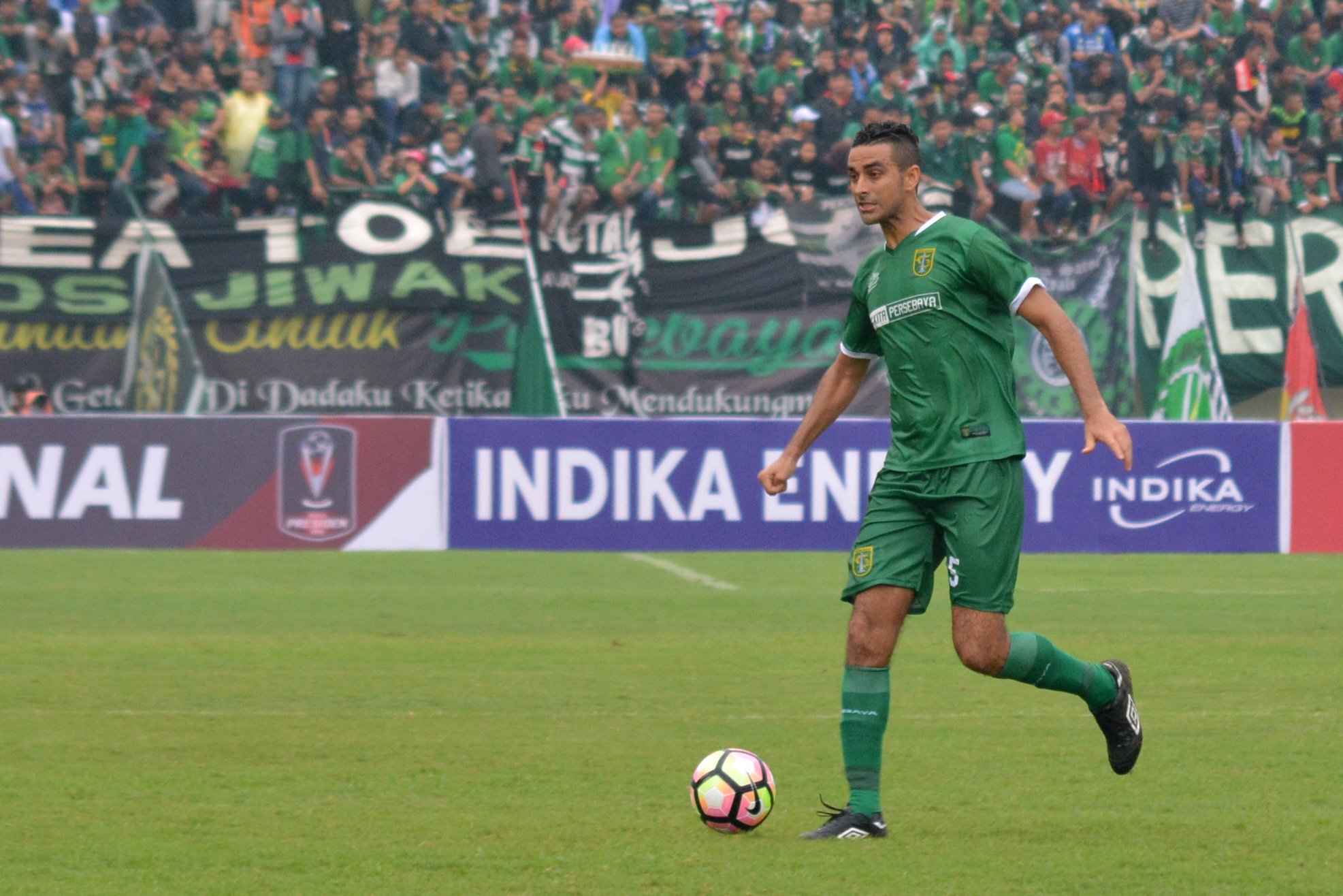 Bek Persebaya Surabaya, Otavio Dutra saat bertading melawan PSMS Medan di Stadion Manahan Solo, Sabtu 3 Februari 2018. (foto: hrs/ngopibareng)