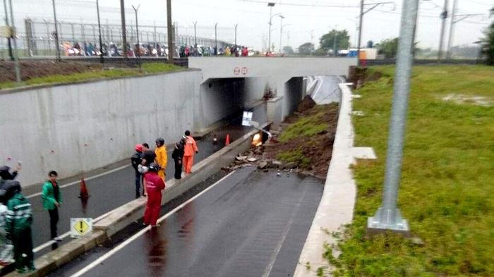 Perimeter underpass Bandara Soekarno-Hatta, Senin 5 Januari sore longsor dan beton penahannya seberat 50 ton ambruk menimpa mobil yang ditumpangi Putri dan Mutmainah. (Foto: Istimewa) 