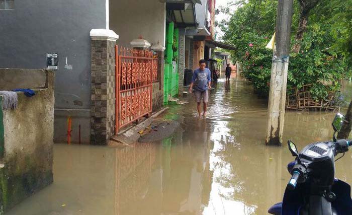 Banjir di kawasan permukiman Cipinang Melayu, Jakarta Timur, hari Senin 5 Ferbruari 2018. (foto: kompas.com)