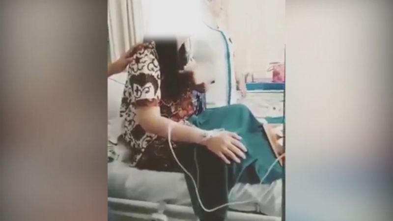 Tangkapan layar video yang video pasien yang mengaku dilecehkan oleh perawat di National Hospital. Video ini sempat menjadi viral di media sosial. (Foto: Youtube)