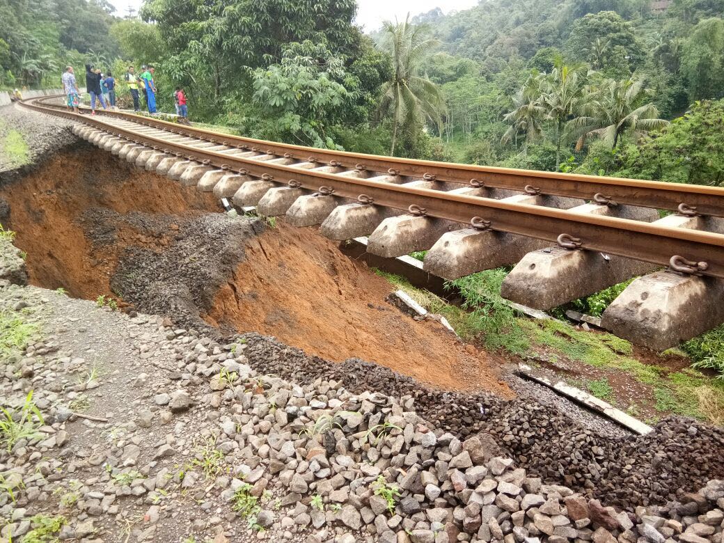 Jalur Kereta Bogor-Sukabumi Menggantung Akibat Longsor di Cijeruk. (Foto: Istimewa)