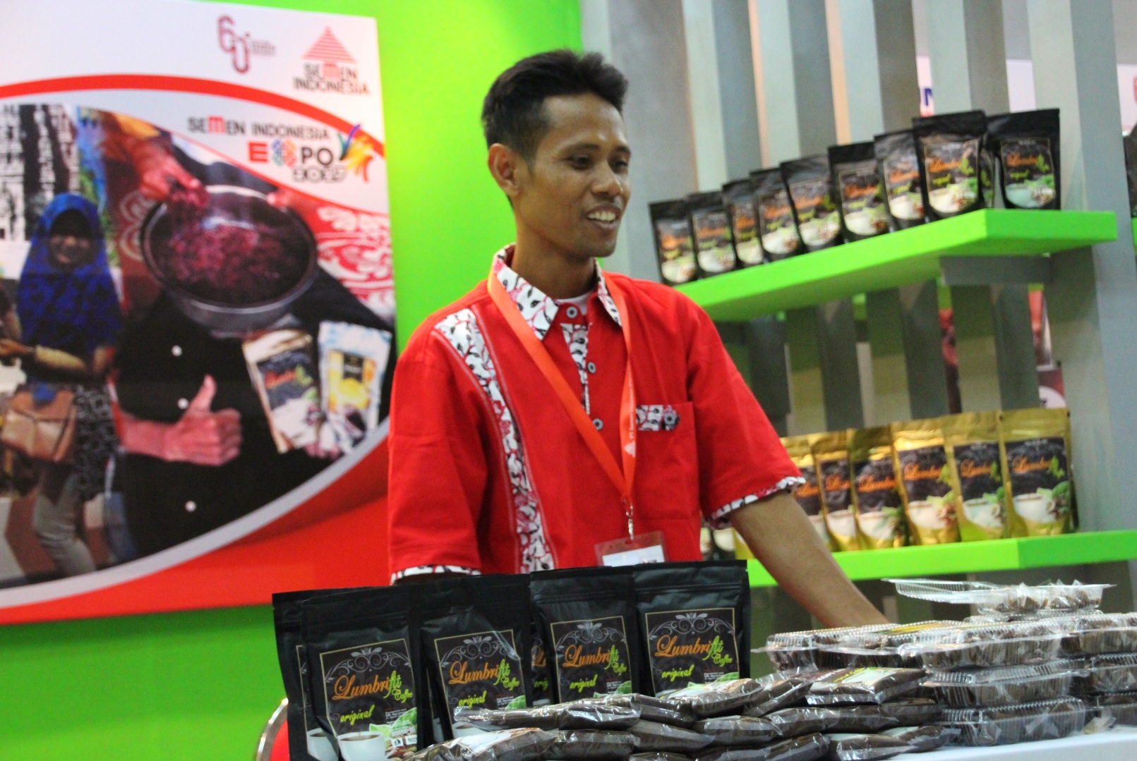 Rasdadi, saat mengikuti gelaran pameran UKM Semen Indonesia. (Foto: Farid/ngopibareng.id)