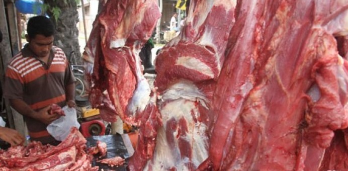  Ilustrasi seorang warga membeli daging sapi. (Foto: Dokumentasi)