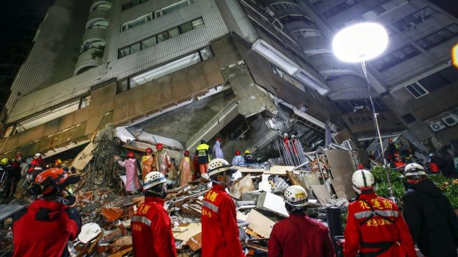 Tak diketahui jumlah orang yang masih terperangkap di bawah reruntuhan di kota Hualien. (Foto: EPA)