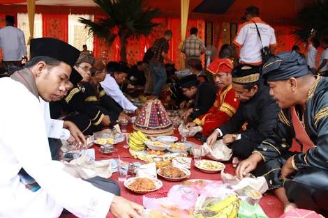 Asyiknya makan rame-rame, di Padang namanya Pesta Bajamba. foto:blogpadang