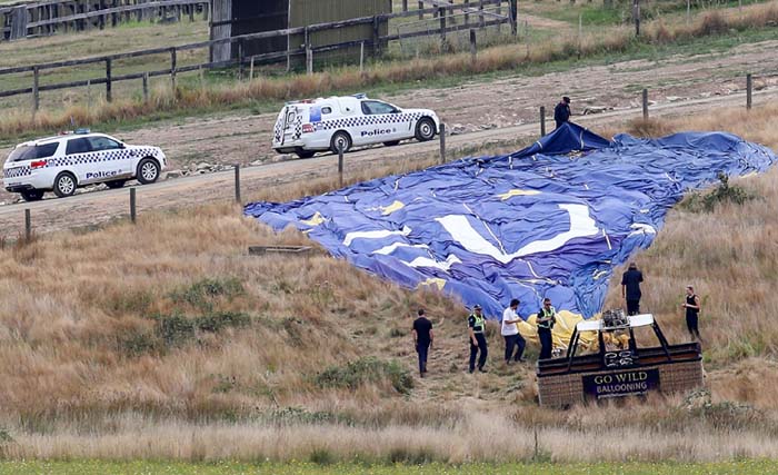 Polisi memeriksa sebuah balon udara setelah jatuh saat terbang di Dixons Creek, sekitar 60 kilometer sebelah utara Melbourne hari ini, Kamis 8 Februari 2018. Tujuh orang dilarikan ke rumah sakit dengan cedera punggung dan retak tulang. Kebanyakan penumpang berusia 60-an, namun dalam kondisi stabil. (con chronis/afp) 