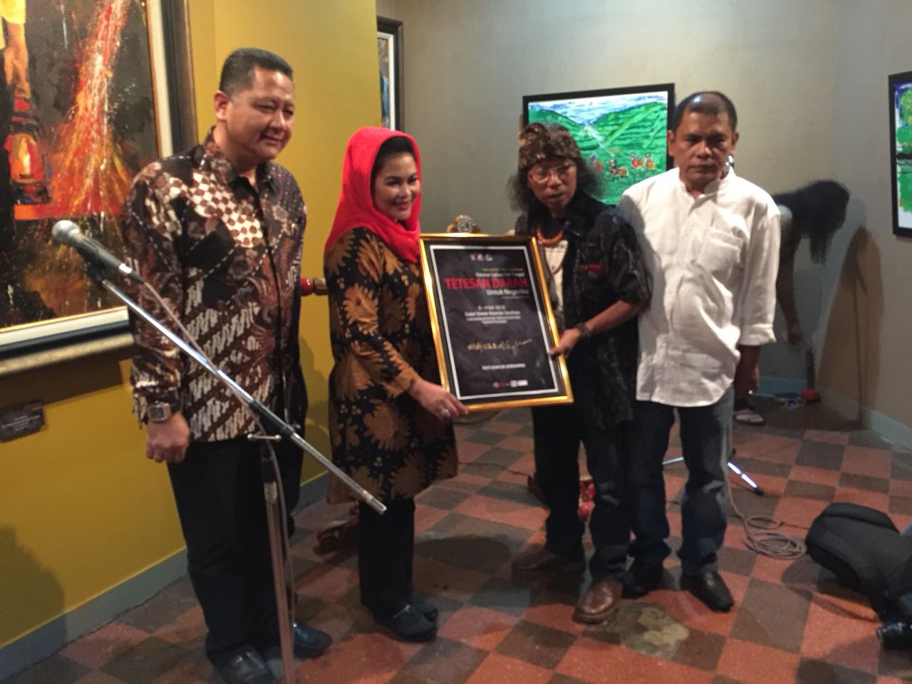 Puti Guntur Soekarno mengunjungi pameran lukisan di Galeri Dewan Kesenian Surabaya, Kamis, 8 Februari 2018, malam. (Foto: Farid/Ngopibareng.id)