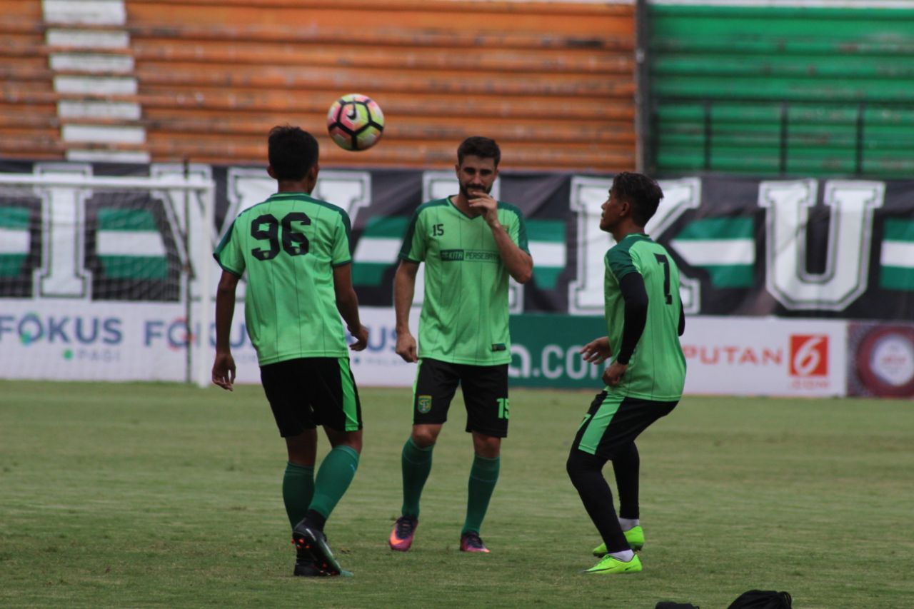 Pemain Persebaya tampak berlatih di Stadion Gelora Bung Tomo, Surabaya. (foto: hrs/ngopibareng)