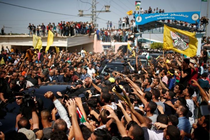 Warga berkumpul saat rombongan Perdana Menteri Palestina Rami Hamdallah tiba di utara Jalur Gaza, Senin (2/10/2017). (REUTERS/Suhaib Salem/cfo/17)