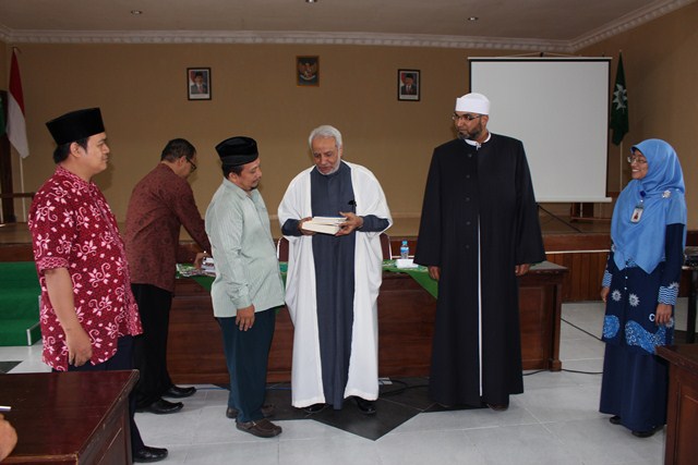 PENDIDIK: Kunjungan grand mutfi Australia diterima para pengajar di Madrasah Mu'allimin Muhammadiyah Yogyakarta. (foto: ist)