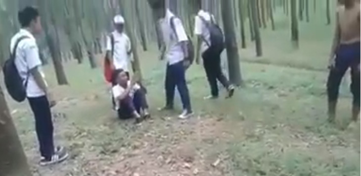Foto: Screenshoot video pengeroyokan siswa SMP yang viral di media sosial.