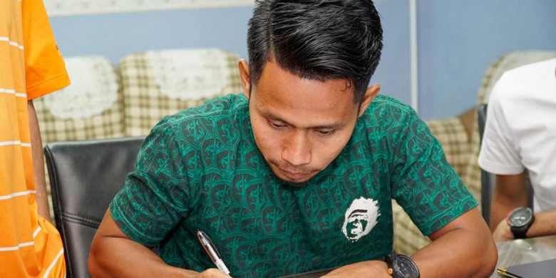 Andik Vermansah menggunakan kaos berlogo bonek saat teken kontrak di klub Malaysia, Kedah FA. foto;dok.kedahfa