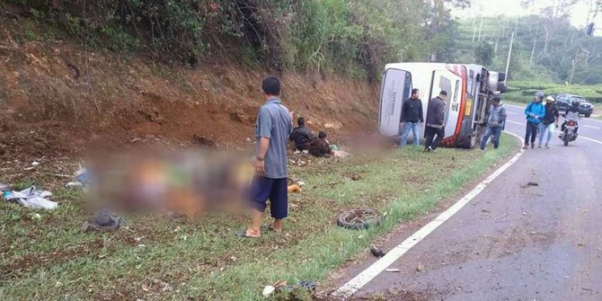 Kondisi korban dan bus wisata yang terguling di Tanjakan Emen, Subang, Sabtu 10 Februari 2018.foto;twiter