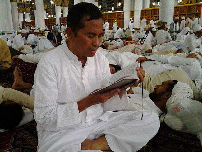 Dahlan Iskan tadarus (membaca Alqur'an) di Masjid Nabawi, Madinah. (foto istimewa)