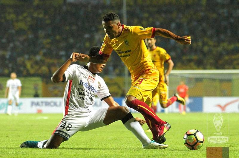 Duel antara pemain Sriwijaya FC dan Bali United di semifinal leg pertama Piala Presiden, tadi malam. foto:ligaindonesia