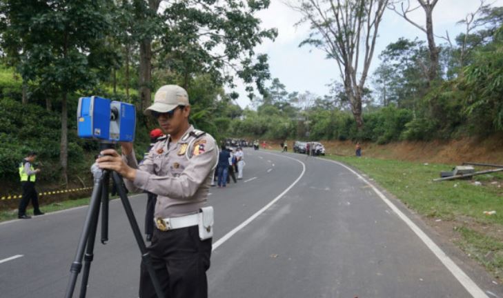 Petugas sedang mengukur Tanjakan Emen saat memeriksa lokasi terjadinya kecelakaan di sana yang mengakibatkan meninggalnya 20-an penumpang sebuah bus. (Foto: Antara)