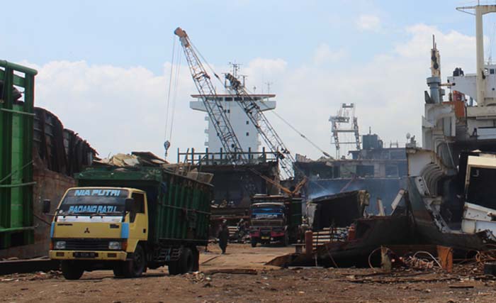 Truk-truk mengangkut besi bekas dari pemotongan kapal, di Desa Tanjung Jati, Kamal, Bangkalan, Madura. (foto: bahari)