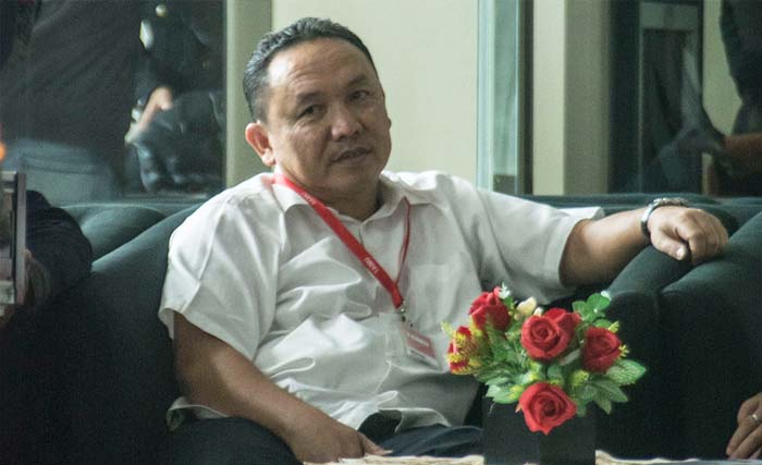 Bupati Halamahera Timur Rudi Erawan menunggu untuk menjalani pemeriksaan di gedung KPK, Jakarta, Senin 12 Februari 2018 siang.  (aprillio akbar/antara)